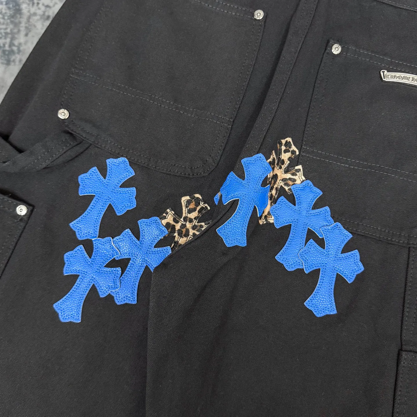 P280 𝐂𝐡𝐫𝐨𝐦𝐞 𝐇𝐞𝐚𝐫𝐭 Kroxin 25SS workwear logging Klein blue leather patchwork limited edition jeans. Kroxin’s pants are particularly outstanding in color design and stand out among similar products. It is made of beaded canvas fabric. After a complicated and delicate washing process, it feels very good when worn on the body and looks high-end and charming. The pants are three-dimensionally cut, with a crisp and stylish shape, smooth lines, and a high level of design. The hardware accessories on the pants are specially customized according to ZP standards. The beaded canvas fabric is originally thick, but after washing it becomes soft and breathable. The small leather label on the pants is specially designed, revealing unique creativity in a simple style. The production process is very exquisite, every stitching is neat and regular, and the details are handled particularly well, showing high quality. Moreover, these pants have a genderless design and can be easily worn by both boys and girls. They are perfectly in line with the current diverse and inclusive fashion trend and look good no matter how you wear them.  Size: S M L XL XXL (28.30.32.34.36) Color: Black